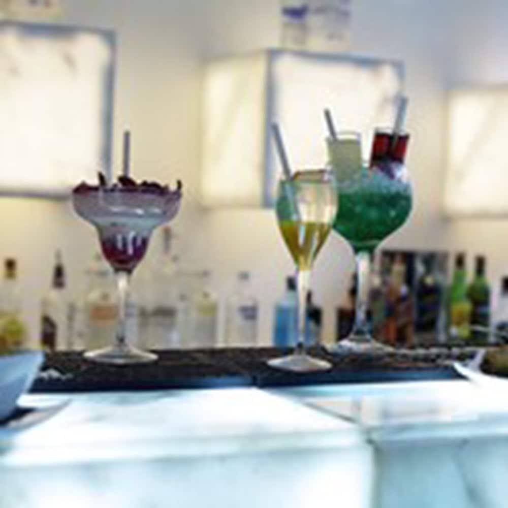 Cesar Resort & Spa Marrakesh Ngoại thất bức ảnh A martini (left) and a cosmopolitan (right)